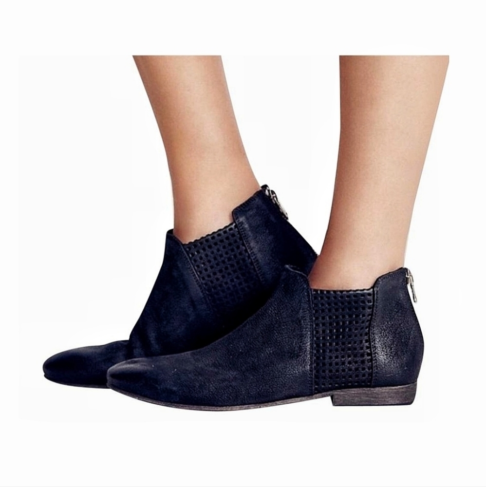 Free People | Black Low Top Flat Boots,‎ 9.5